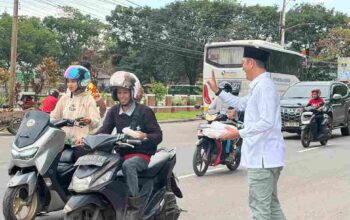 Dibulan Penuh Berkah Anggota DPRD Muara Enim Dapil 1 Sefti Agsiadi Berbagi Takjil Ke Masyarakat