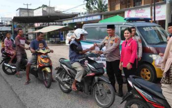 Berbagi Itu Keren ,Kabag OPS Polres Sarolangun Turun Kejalan Bagikan Ratusan Takjil Kepada Masyarakat di Bulan Suci Ramadhan. 
