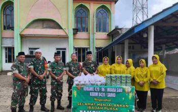 Nikmatnya berbagi di bulan suci Ramadhan Koramil 420-06/Muara Siau, Kodim 0420/Sarko, Gelar Pembagian Takjil Gratis
