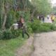 Babinsa Koramil 420-02 dan Masyarakat Gotong Royong Bersihkan Bahu Jalan.