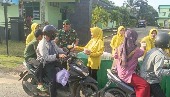 Kodim 0420/Sarko Gelar Pembagian Takjil Gratis Meriahkan Bulan Suci Ramadan