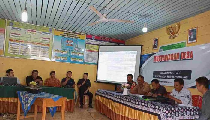 Komsos dan Ikuti Rapat Penting di Desa Simpang Parit