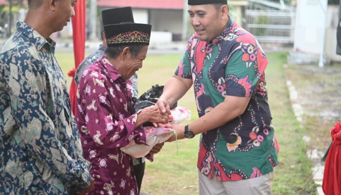 Terharu, Bupati, Wabup dan Sekda Buka Bersama Petugas Kebersihan, Disantuni dan Pulangnya Dapat Bingkisan Sembako