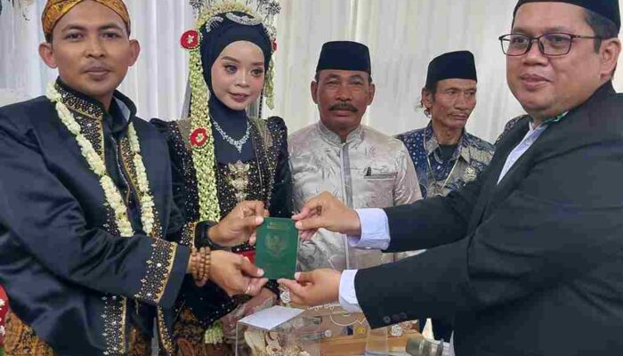 Kades Karangsari “Unduh Mantu”, Menikahkan Putra Ke 3 Berlangsung Hikmat 