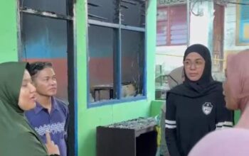 Poskes Parak Kelapo Ludes Dilahap ‘Si-Jago Merah’ Hj Lavita Syukur Kunjung Bidannya Lewati Puing-puing Kebakaran