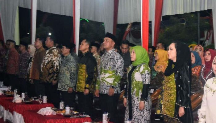 Malam Resepsi Kenegaraan Dirgahayu Ke-80 Kemerdekaan RI, Bupati Sarolangun Hurmin Dikejutkan Kedatangan Penyanyi Asli “Puyuh Jantan”