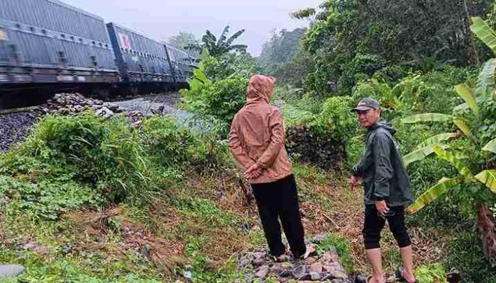 Ketua Fraksi PKB Muara Enim Meninjau Lokasi Banjir Diduga Akibat Kecilnya Gorong-Gorong PT. KAI