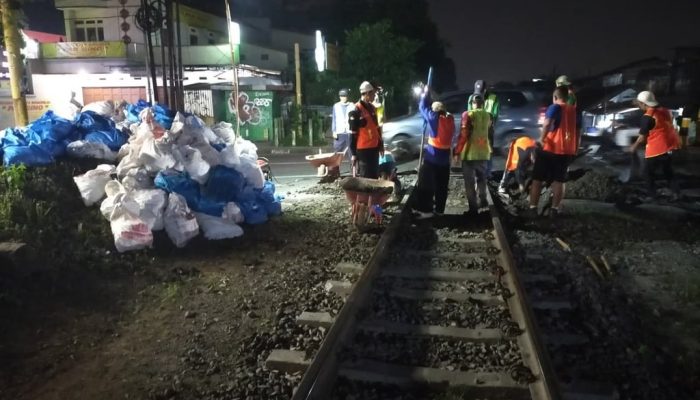 KAI Daop 2 Bandung Jalankan Komitmen Keselamatan Perjalanan KA di Perlintasan Sebidang
