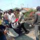 Kebersamaan yang Menginspirasi, Warga Desa Karangmukti Bergotong Royong Aspal Jalan Demi Kenyamanan Bersama