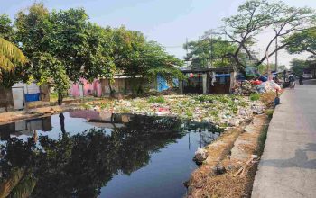 Kali Hitam dan Bau Menyengat di Depan Puri Nirwana Residence, Warga Desak Pemkab Bekasi Usut Dugaan Pencemaran Lingkungan