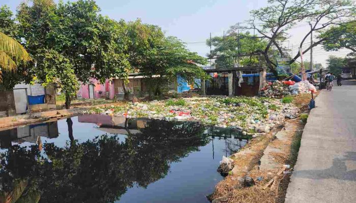 Kali Hitam dan Bau Menyengat di Depan Puri Nirwana Residence, Warga Desak Pemkab Bekasi Usut Dugaan Pencemaran Lingkungan