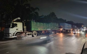 Truk Besar Diduga Kuasai Bahu Jalan Provinsi di Cikarang Barat, Pengguna Jalan Minta Dishub, Satpol PP dan Polisi Segera Bertindak