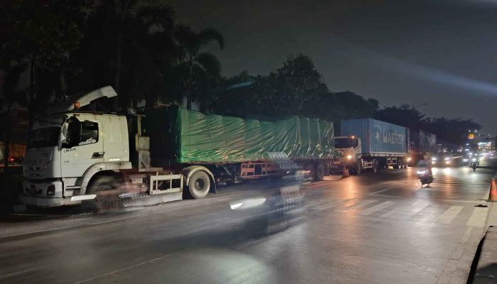 Truk Besar Diduga Kuasai Bahu Jalan Provinsi di Cikarang Barat, Pengguna Jalan Minta Dishub, Satpol PP dan Polisi Segera Bertindak