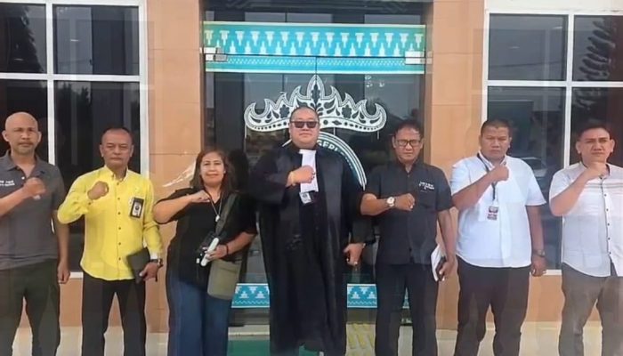 Istri M. Umar bin Abu Tholib kecewa dengan lambannya proses Kejati Lampung memproses Rakhmad Setiawan S.H. Jaksa yang diduga meminta uang kepadanya.