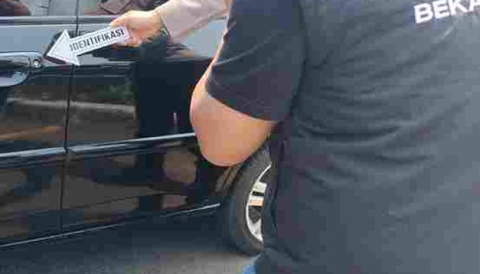 TAS BERISI DOKUMEN PENTING DIBOBOL MALING DI AREA PARKIR DEPAN BANK BCA SUMARECON BEKASI