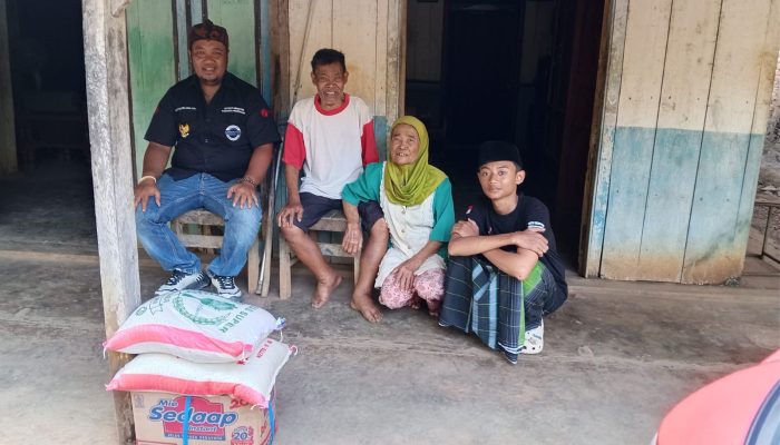 Ketua Umum Kesatria Jawa Bersatu Ahmad Wibisono Salurkan Santunan kepada Dua Lansia Sakit, Tegaskan Komitmen Mengabdi kepada Masyarakat