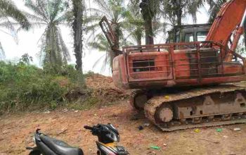 HEBOH! EXCAVATOR HITACHI DIDUGA KERUK LAHAN PETI DI DESA E1 — NAMA SUPRI “SUNGAI MURAK” DISEBUT, APH DITANTANG BUKA STATUS IZIN