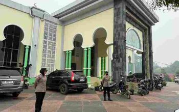 Wujud “Polisi Bersama Masyarakat”, Polwan Polres Merangin Amankan Pelaksanaan Sholat Jumat.
