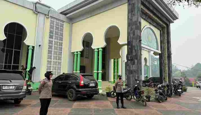 Wujud “Polisi Bersama Masyarakat”, Polwan Polres Merangin Amankan Pelaksanaan Sholat Jumat.