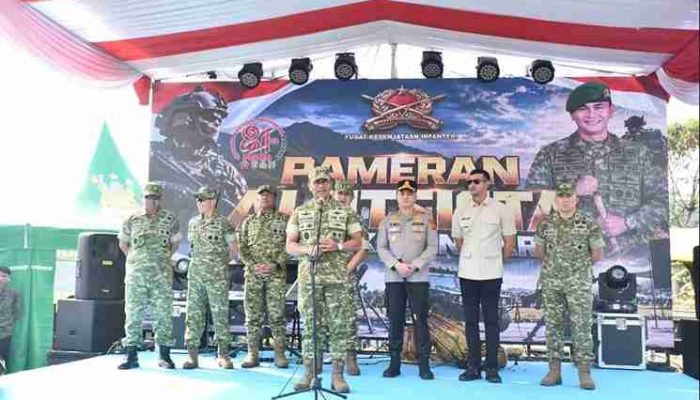 Danpussenif Buka Pameran Alutsista TNI AD di Bandung