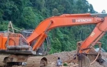 Woww ! Tiga Excavator Diduga Terkait PETI di Tanjung Gagak, Nama Oknum Kades Ahmad Disorot—Polres Sarolangun Didesak Bertindak!