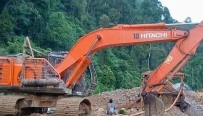 Woww ! Tiga Excavator Diduga Terkait PETI di Tanjung Gagak, Nama Oknum Kades Ahmad Disorot—Polres Sarolangun Didesak Bertindak!