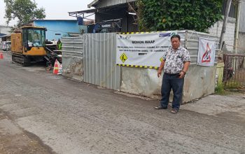 GALIAN KABEL PLN DI CITARIK BEKASI DISOROT, JALAN RETAK DAN RUMAH WARGA RUSAK