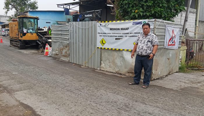 GALIAN KABEL PLN DI CITARIK BEKASI DISOROT, JALAN RETAK DAN RUMAH WARGA RUSAK